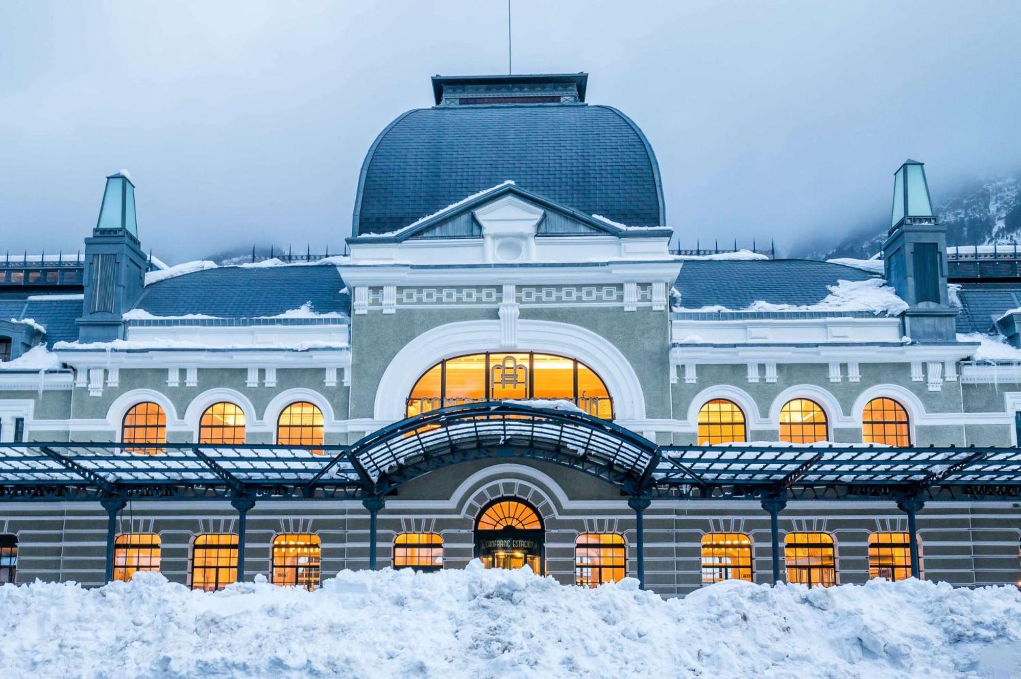 Canfranc Estacion, A Royal Hideaway Hotel - Gran Lujo Exterior foto The station building