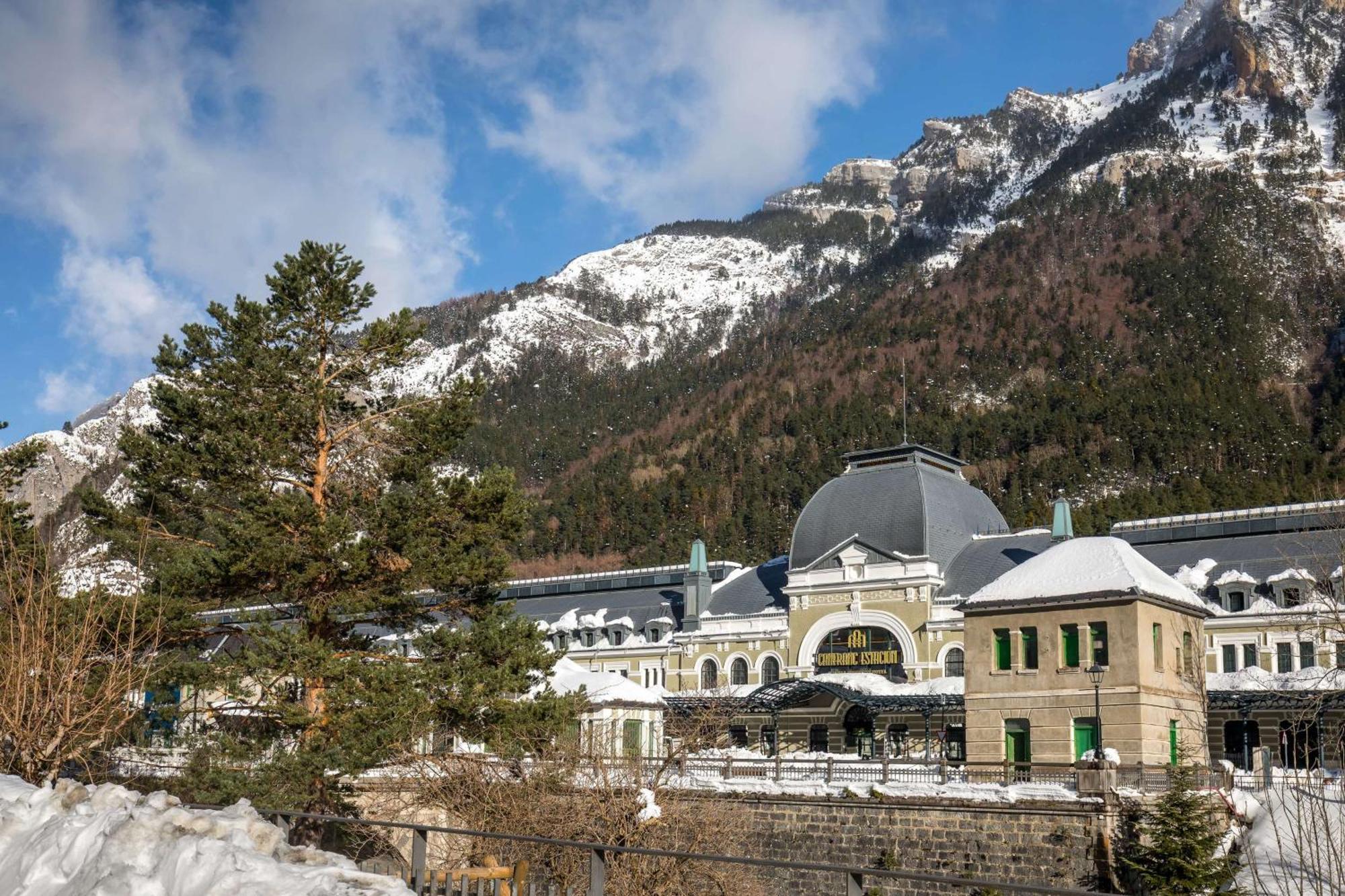 Canfranc Estacion, A Royal Hideaway Hotel - Gran Lujo Exterior foto The sanctuary of Our Lady of Val d'Aran